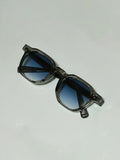Gafas de sol con cristal azul armazón negro transparente