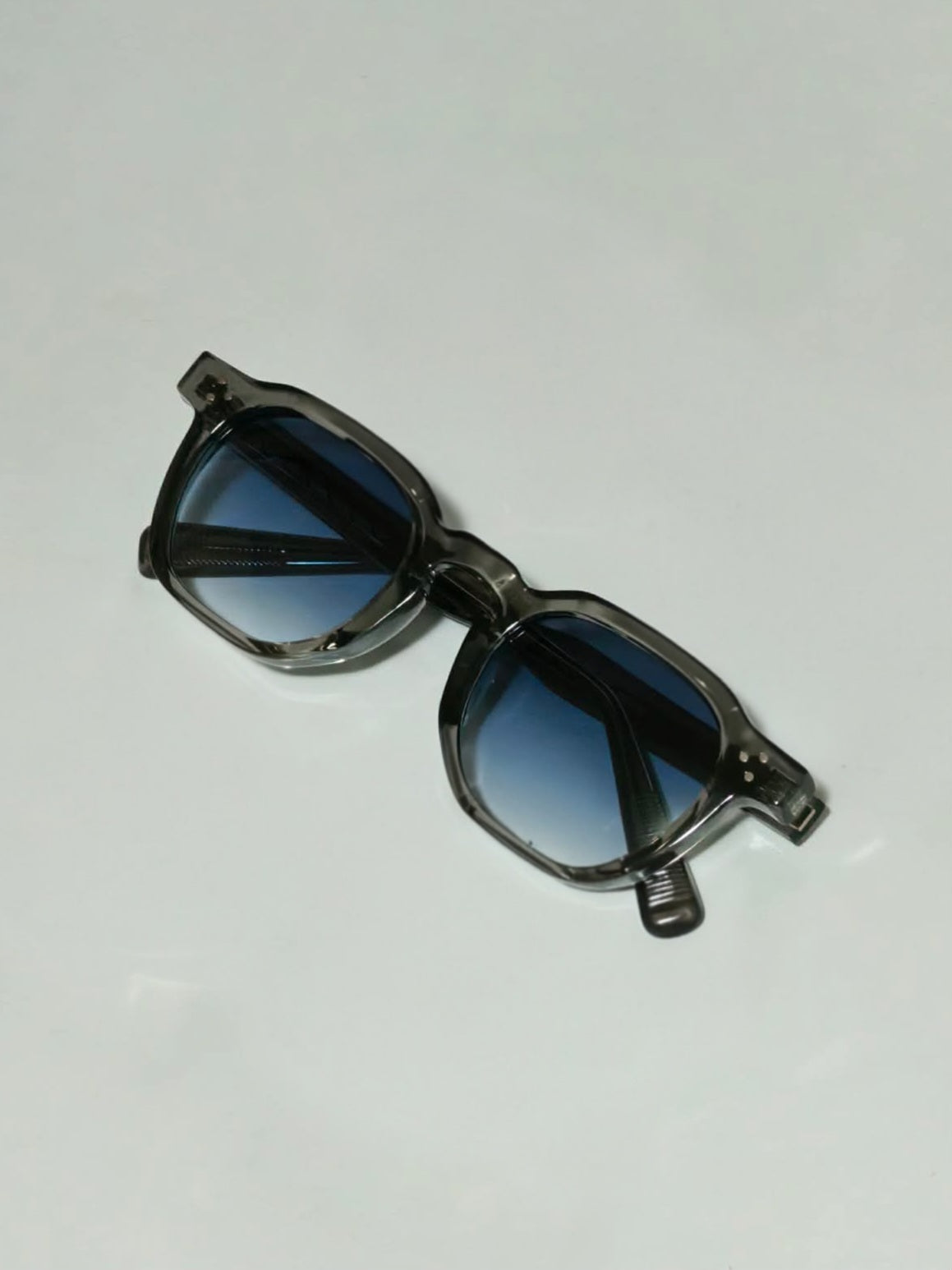 Gafas de sol con cristal azul armazón negro transparente