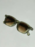 Gafas de sol con cristal naranja y armazón verde