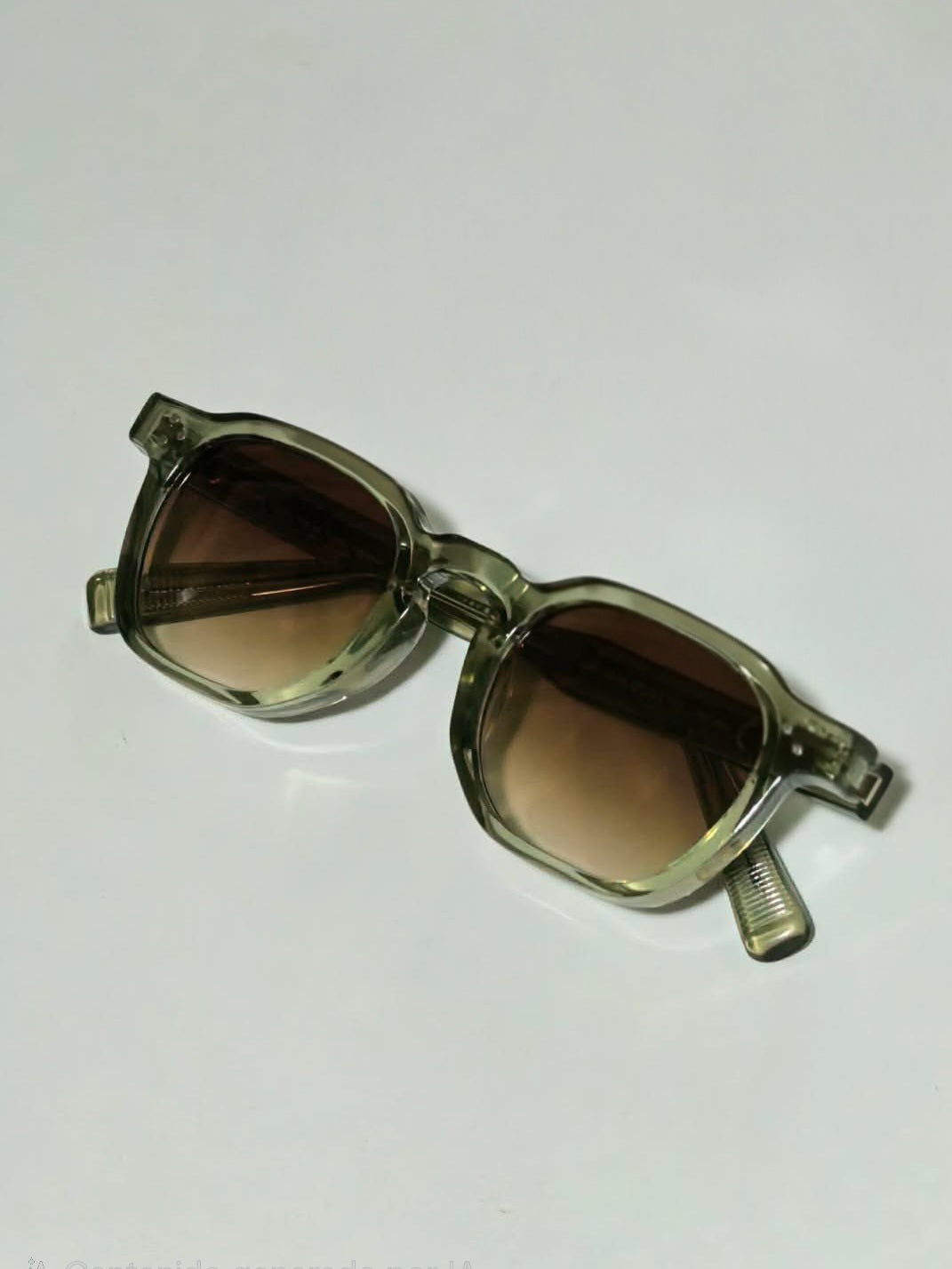 Gafas de sol con cristal naranja y armazón verde