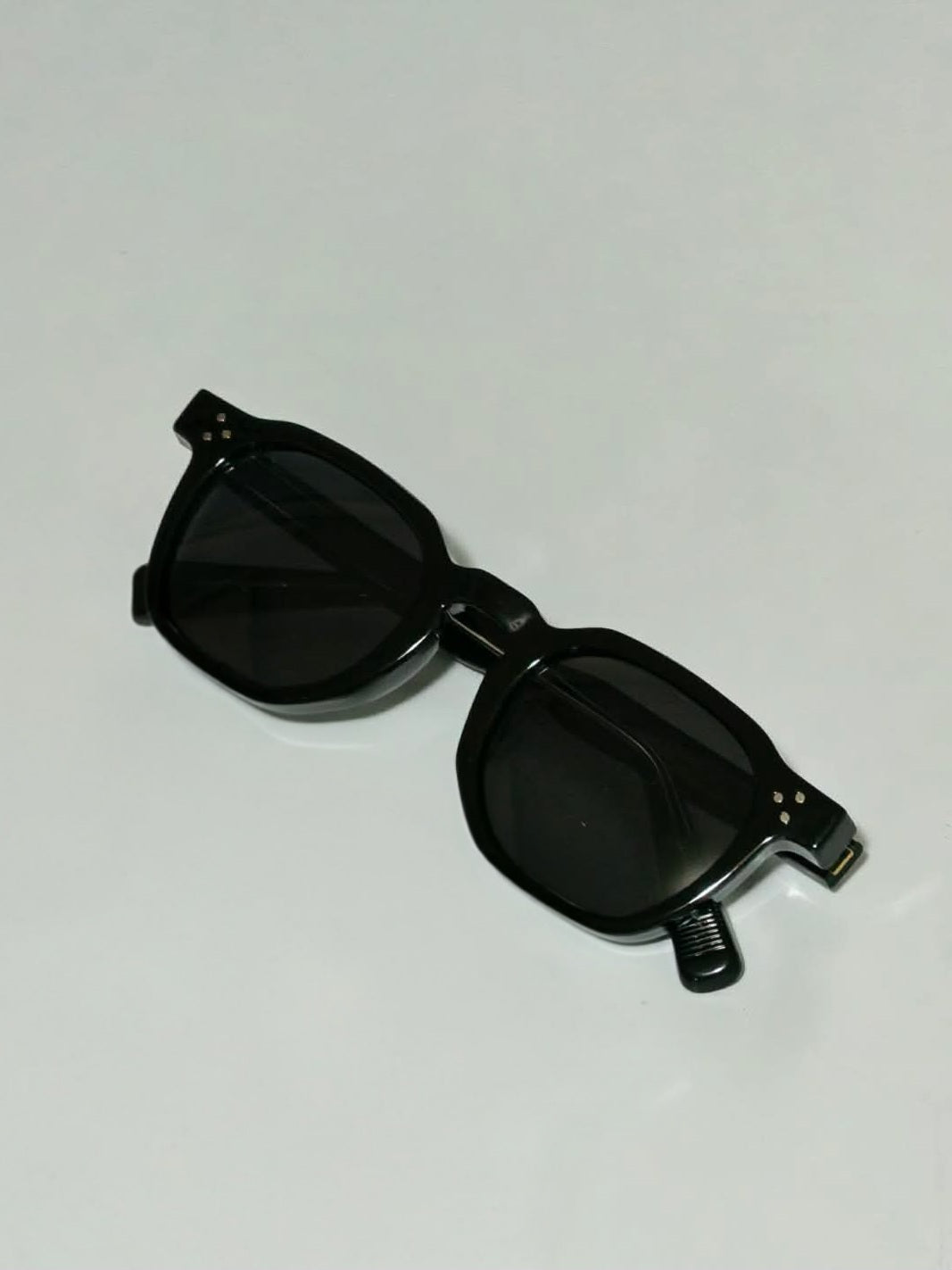 Gafas de sol con cristal negro y armazón negro